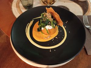 Tortino di carote e patate con ricotta alle mandorle, chips e cime di rapa at Shakti Food in Brescia