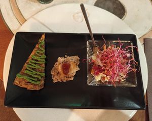Frittata di verdure e ceci con pesto di rucola, formaggio vegetale con cialda di mandorle e  semi, insalata di barbabietola con germogli e ribes at Shakti Food in Brescia