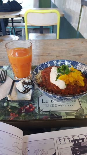 Chili sin carne + crème + oignons au curcuma / boulettes de champignons + aïoli / jus ce carottes + pamplemousse + curcuma at Le Botaniste - Schuman in Brussels