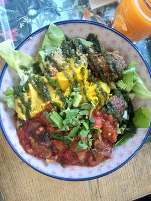 New salad, with hummu and stewed veggies at Le Botaniste - Schuman in Brussels