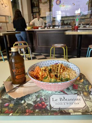 Make yourself salad and kombucha  at Le Botaniste - Schuman in Brussels