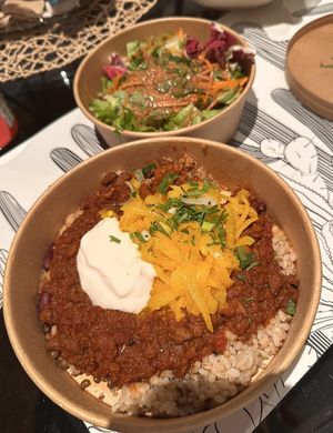 Chili sin carne & side salad ⭐️⭐️⭐️⭐️  at Le Botaniste - Schuman in Brussels