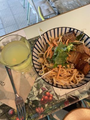 Lemonade and Asia Salad at Le Botaniste - Schuman in Brussels
