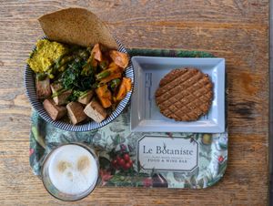 Tofu bowl, peanut butter cookie and a chai latte at Le Botaniste - Schuman in Brussels