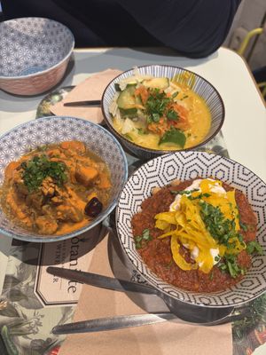 Three bowl deal - chili sin carne, tibetan mama, vegetable tajine  at Le Botaniste - Schuman in Brussels