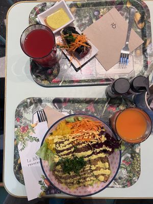 Botanical Salad with added veggie balls and ‚sushi‘ roll; carrot and tutti frutti drink  at Le Botaniste - Schuman in Brussels