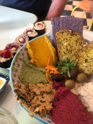 The meze starter with sushi rolls at Le Botaniste - Schuman in Brussels