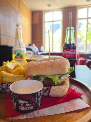 Sir Lewis burger with vegan mayo at Beastie Burgers in Mechelen