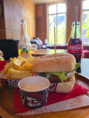 Sir Lewis with vegan mayo at Beastie Burgers in Mechelen