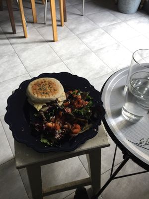 Sandwich de queso cambembert y roasted mushrooms con ensalada at Do Vigário Pub and Records in Lisbon