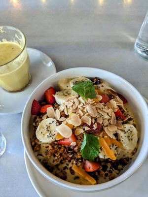 Smoothie Bowl und Golden Latte at Suka Espresso in Pecatu