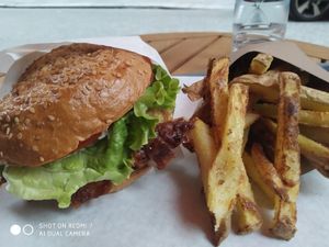 👉🍔👌👍🐷💗 at VeganBioBurger in Paris