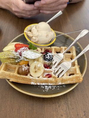 Vegane Waffel mit veganem Erdnuss-Eis at Claus Eismanufaktur & Deli in Karlsruhe