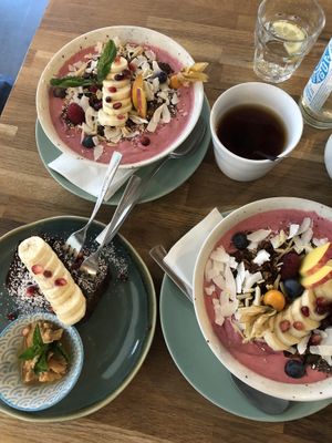 Veganes Bananenbrot & Kokos Mango Bowl at Claus Eismanufaktur & Deli in Karlsruhe
