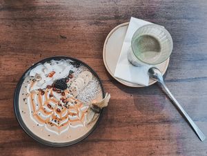Mango-Joghurt Bowl at Claus Eismanufaktur & Deli in Karlsruhe