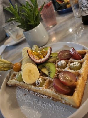 Vegan waffle with fruits at Claus Eismanufaktur & Deli in Karlsruhe