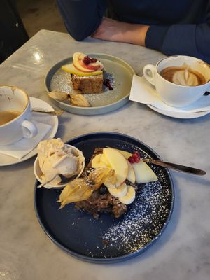 Apfel- und Bananenbrot mit Peanutcruncheis at Claus Eismanufaktur & Deli in Karlsruhe