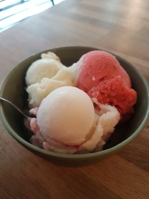 3 Kugeln Zitrone Basilikum, Erdbeer Minze & Kirsch Banane at Claus Eismanufaktur & Deli in Karlsruhe