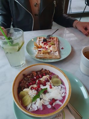 Acai Bowl und vegane Waffel at Claus Eismanufaktur & Deli in Karlsruhe