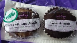 Vegan banana muffin and vegan brownie at Epiphany in Naples