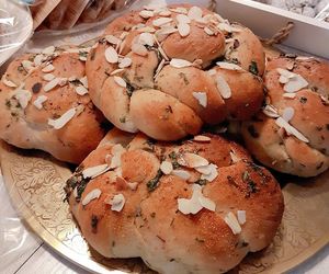 חלות שום ועשבי תיבול at Demeter Vegan Bakery in Kfar Saba