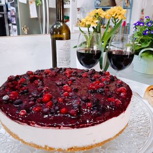 עוגת "גבינה" ופירות יער at Demeter Vegan Bakery in Kfar Saba