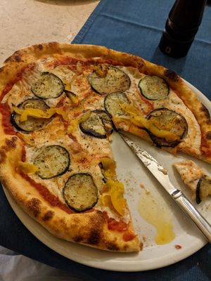 Vegetable pizza with vegan cheese at Bahía Verde in Tenerife