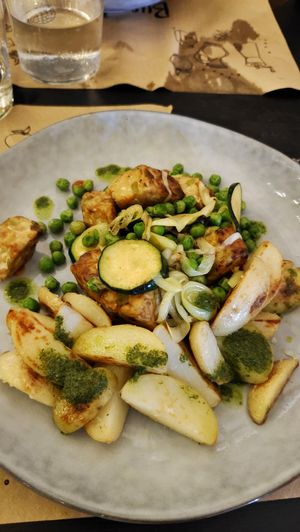 Tempeh saltato con verdure at Bahía Verde in Tenerife