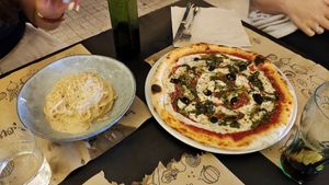 Pizza vegan e cashew&pepe at Bahía Verde in Tenerife