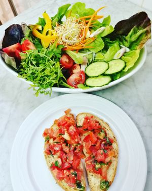 Ensalada con bruschetta de tomate y albahaca at Bahía Verde in Tenerife