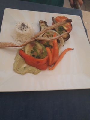 Gegrilltes Gemüse auf Hummus mit Basmatisreis at Bahía Verde in Tenerife
