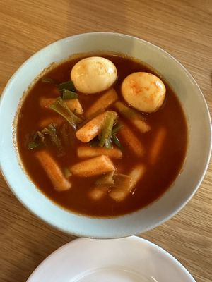 Surfer tteokbokki avec un œuf en plus à la place des fish cakes   at Duke Surf Bistro in Jeju