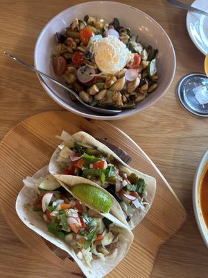 Nasi goreng et tacos végétariens  at Duke Surf Bistro in Jeju