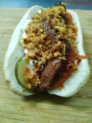 Котлетный хот дог от СЛАЙС пиццы.
Cutlet hot dog by SLICE pizza (plantbased) at The Slice Pizza in Moscow