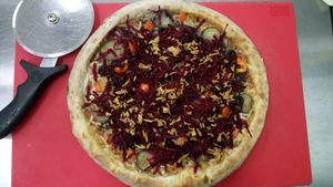 Пицца Красная Королева. Первая в мире пицца со спирулиной в составе. На 3-х видах веганских сыров, овощи и улыбки) at The Slice Pizza in Moscow