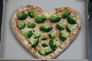 Пицца в форме сердца с брокколи и 3-мя видами веганского сыра!) at The Slice Pizza in Moscow