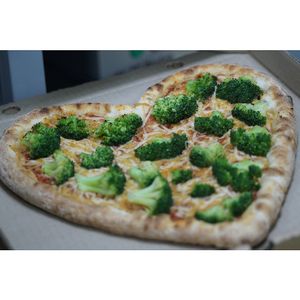 Пицца в форме сердца с брокколи)
Ферментированное тесто, томатный соус, 100% веганский сыр, брокколи. at The Slice Pizza in Moscow