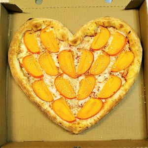 Пицца в форме сердца с хурмой)
Ферментированное тесто, томатный соус, 100% веганский сыр, свежая хурм at The Slice Pizza in Moscow