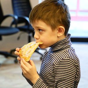Почему же дети так любят пиццу?
Why do children love pizza so much? at The Slice Pizza in Moscow