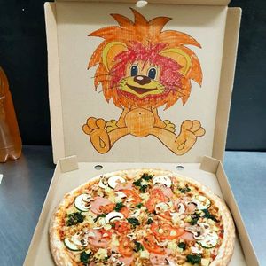 Интересно, а львы - это кошки?
Interestingly, while the lions are cats? at The Slice Pizza in Moscow