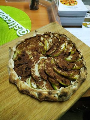 СЛАЙС пицца начала тестировать новые яблочные галеты с корицей)
SLICE pizza has started testing new apple-cinnamon gallettas) at The Slice Pizza in Moscow