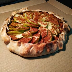 Новые галеты с яблоком и корицей уже в СЛАЙС пицце.
New apple Gallettes with cinnamon are already waiting at SLICE pizza at The Slice Pizza in Moscow