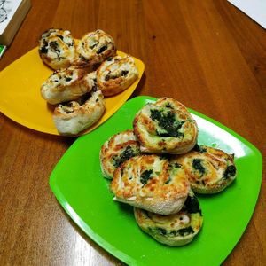 Улитки с сыром, шпинатом, грибами от СЛАЙС пиццы.
Snails with cheese, spinach, mushrooms by SLICE pizza. at The Slice Pizza in Moscow