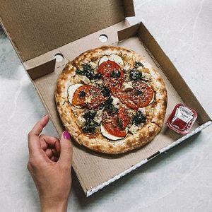 Топовая веганская пицца.
Top vegan pizza. at The Slice Pizza in Moscow