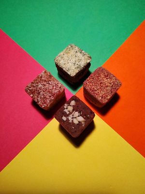 Тестируем новые сыроедческие конфетки в СЛАЙС пицце.
Testing new raw sweets at SLICE pizza. at The Slice Pizza in Moscow