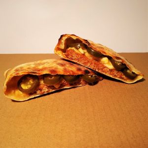 Конвертик с котлетой, веганским сыром и перчиком халапеньо.
Envelope with cutlet, vegan cheese and jalapeno pepper. at The Slice Pizza in Moscow