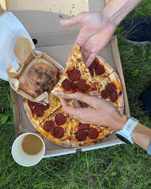 Конвертик с растительной котлетой и пицца Пепперони по вегану на природе)
Envelope with vegetable cutlet and vegan pep at The Slice Pizza in Moscow