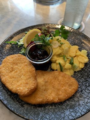 Veganes Schnitzel mit Kartoffelsalat  at Wilma Wunder in Dresden