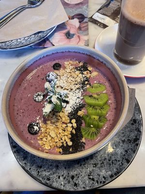 Lila Wolke (Smoothie Bowl)  at Wilma Wunder in Dresden