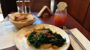 Humous and pitta at Olivo in Cluj-napoca